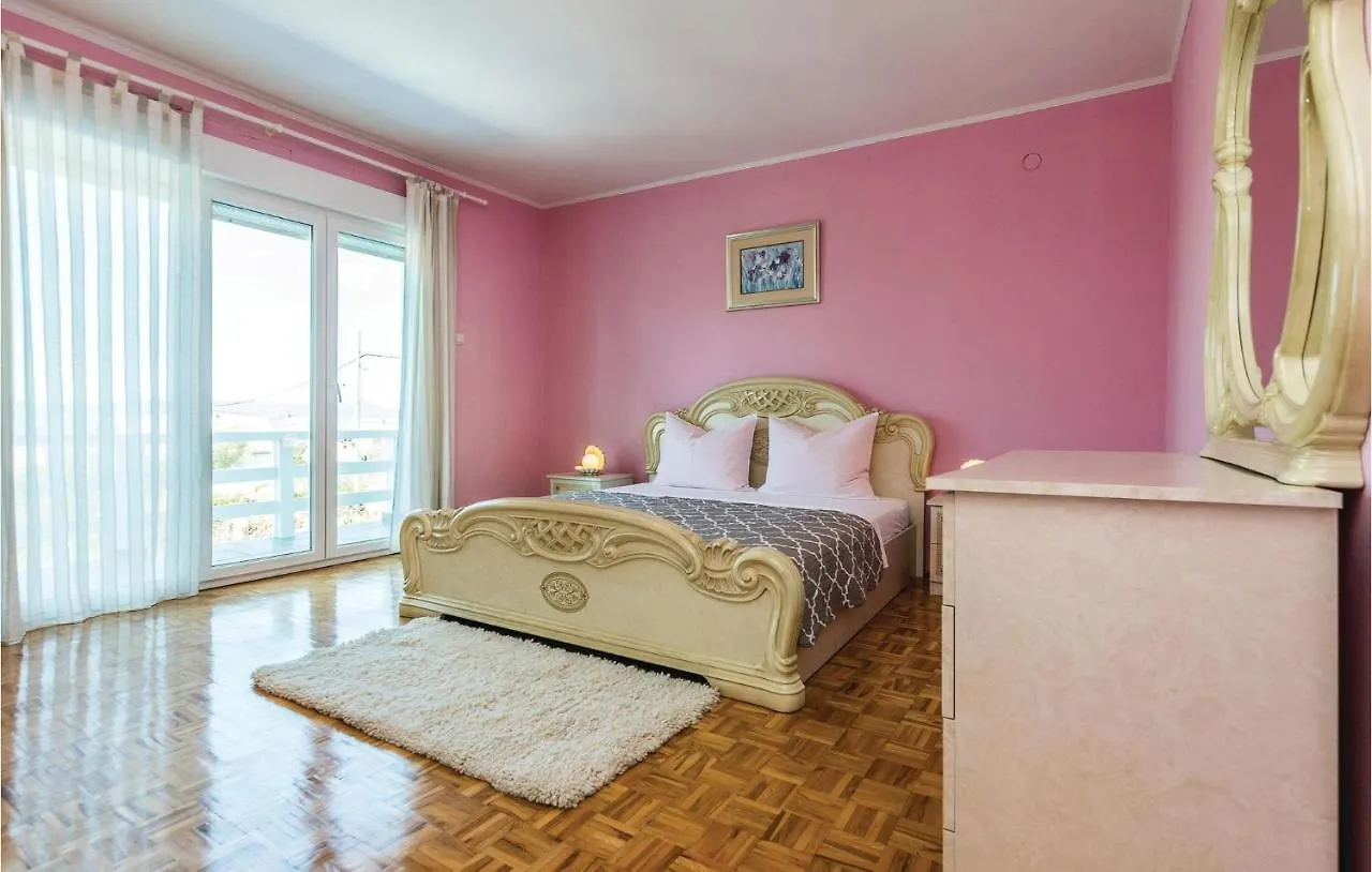 7 Bedroom Gorgeous Home In זאדאר קרואטיה