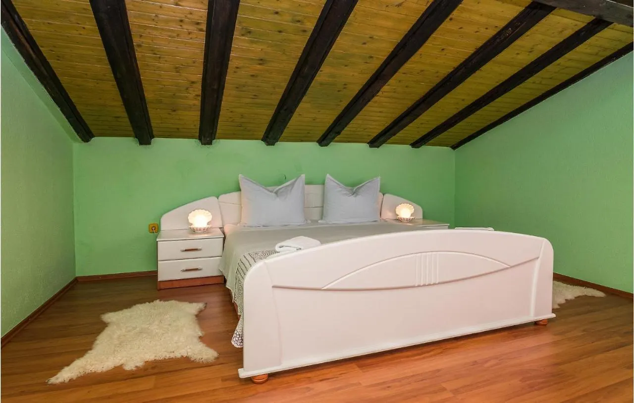 בית נופש 7 Bedroom Gorgeous Home In זאדאר
